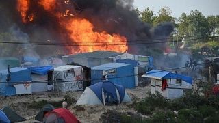 Un incendiu masiv a distrus o tabara de migranti din Franta
