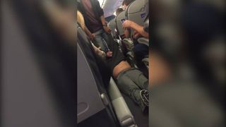 Medic, tarat pe culoarul avionului pentru ca nu a cedat locul unui angajat al companiei aeriene. Imagini revoltatoare