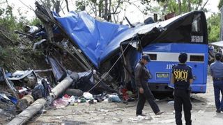 Cel putin 25 de persoane au murit, iar alte 22 au fost ranite dupa ce un autocar plin cu oameni a cazut intr-o prapastie - Masina s-a prabusit de la 24 de metri inaltime