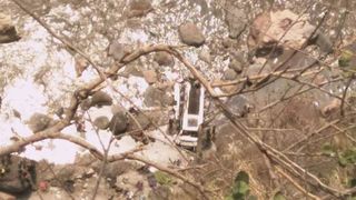 Cel putin 44 de persoane si-au pierdut viata dupa ce un autobuz a cazut intr-o prapastie din Himalaya