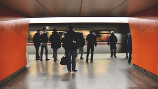 Mii de navetisti blocati la Londra in urma unui incendiu care a condus la inchiderea statiei Euston