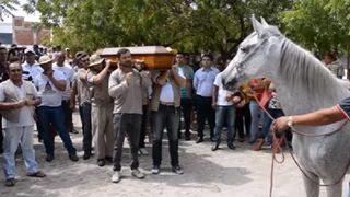 Cutremurător! A murit într-un accident rutier, iar la inmormantare i-a fost adus calul! E infiorator ce s-a intamplat cand animalul s-a apropiat de sicriu