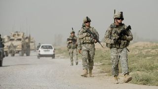 Peste 140 de soldati dintr-o baza militara din Afganistan au murit dupa ce talibanii i-au atacat costumati in uniforme afgane
