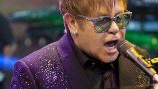 Elton John, transportat de urgenta la spital. Cantaretul a contractat o bacterie care poate fi letala
