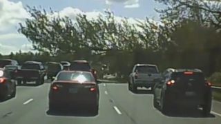 Incident grav pe o autostrada din SUA. Un copac urias s-a prabusit peste o masina aflata in mers