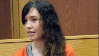 "Nu sunt un monstru!", spune o tanara care si-a injunghiat mama de 30 de ori si si-a impuscat tatal! "Mama il trimitea noaptea pe tata sa ma..."