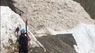 Avalansa din munti surprinsa pe camerele video! Imagini dramatice cu copiii care fug din calea mortii