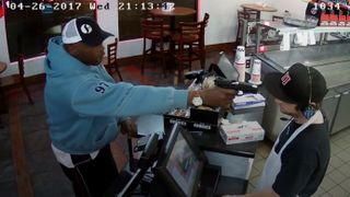 Acest casier e un adevarat erou! Ce a facut cand un hot l-a amenintat cu pistolul la cap. Gestul sau l-a facut celebru in toata lumea