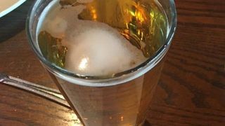 O chelnerita a gasit un bilet emotionant pe o masa abandonata. Clientele au comandat mancare si bautura, au platit, apoi au plecat fara sa se atinga de nimic