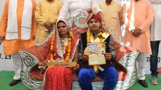 Sute de mirese din India au primit bate din lemn drept cadou de nunta pentru a se apara de abuzurile sotilor