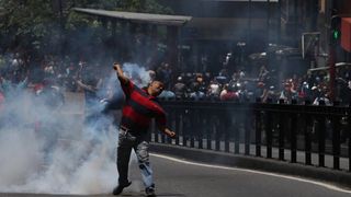 Paris: Fortele de ordine au ripostat cu gaze lacrimogene, dupa ciocniri cu participantii la un miting de Ziua Muncii