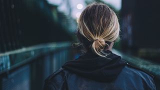 O adolescenta de 16 ani a fost violata de patru tineri pe care i-a oprit pe strada pentru a le cere indicatii