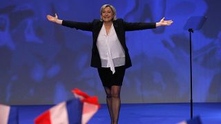 Candidata extremista Marine Le Pen, atacata cu oua in campanie