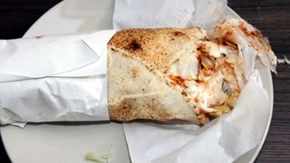 Adio shaormerii si pizza la felie! Autoritatile au decis inchiderea acestor localuri, iar turistii nu mai au voie sa manance pe strada
