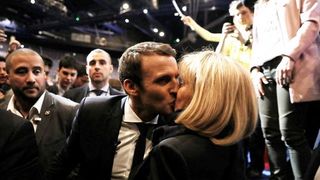 Sarutul care a facut inconjurul lumii. Cum au stralucit Emmanuel Macron si sotia lui dupa castigarea alegerilor prezidentiale din Franta