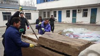 Descoperire uluitoare a muncitorilor chinezi. Ce au gasit intr-o cutie ingropata la sase metri sub pamant