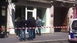 Jaf armat de cateva sute de mii de euro la o ceasornicarie de lux la Paris in apropiere de Champs-Elysées