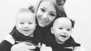 Condamnata sa sufere. Are doar 25 de ani si a ramas singura cu doi copilasi gemeni, dupa ce sotul ei s-a sinucis. Acum, viata i-a mai dat o palma