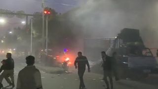 25 de persoane si-au pierdut viata, dupa ce un atac sinucigas a lovit un convoi al vicepresedintelui Senatului - Atentatul a avut loc in Pakistan