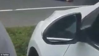 "Mi-au lasat copilul sa moara" - Acuzatii dure la adresa unor politisti, dupa ce au impuscat un baiat de 15 ani pentru ca a furat o masina