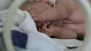 O mama si-a pus bebelusul mort in trei pungi de plastic si l-a ascuns in gradina parintilor