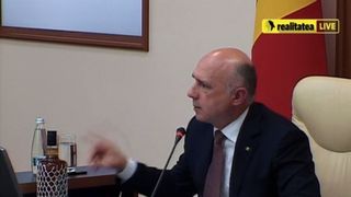 Gestul care a socat o lume intreaga. Premierul a venit cu sticla de whiskey pe masa, la sedinta de Guvern