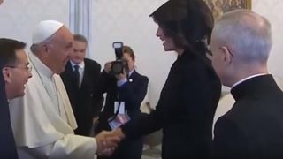 Melania Trump a glumit cu Papa Francisc, la Vatican. Ce i-a raspuns la intrebarea: "Ce ii dati sa manance"