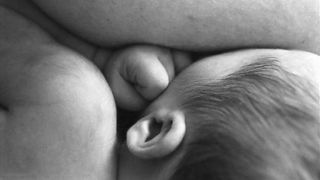 Descoperire infioratoare! Copilas de un an, gasit langa mama moarta, in lacrimi. Sugea lapte, desi femeia era la pamant. Atentie, imagini cu mare impact emotional!