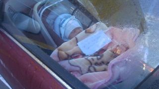 "Mama este plecata la cumparaturi". O fotografie cu un bebelus lasat in masina intr-o parcare starneste furia pe internet