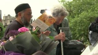 Un musulman alina o evreica, de 93 de ani, care a adus un omagiu pentru victimele din Manchester - Este imaginea care a emotionat o lume intreaga. Poza care iti reda speranta in umanitate