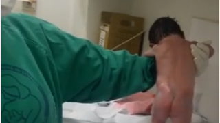 Un bebelus incearca sa mearga imediat dupa ce s-a nascut. Imaginile haioase au devenit virale pe retelele de socializare