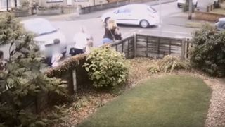 Horror! O mamica si cei doi copii ai ei, unul dintre ei in carucior, loviti de o masina scapata de sub control! Autoturismul i-a aruncat intr-un gard, iar micutii au fost prinsi sub roti!