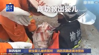 Bebelus, abandonat de mama intr-o toaleta! A fost gasit cu fata in jos in excremente