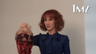 Actrita Kathy Griffin a creat controverse cu o fotografie in care apare tinand capul lui Trump. CNN a concediat-o