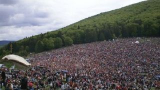Presedintele Ungariei, sotia sa si vicepremierul aceleiasi tari participa la procesiunea de Rusaliile Catolice de la Sumuleu Ciuc