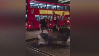 Cutremurator! O femeie isi implora iubitul ranit in atentatul din Londra sa nu moara: „Ramai cu mine, te rog, te iubesc”