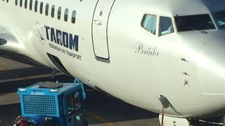 Incident pe aeroportul din Amsterdam. Fuselajul unei aeronave TAROM, gaurit dupa ce a fost lovit de un utilaj