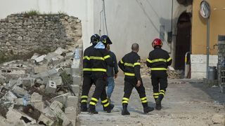 "Suntem obisnuiti cu seismele, dar acum am crezut ca o sa murim". Cel putin 10 oameni au fost raniti si mai multe case s-au prabusit in urma cutremurului din Marea Egee