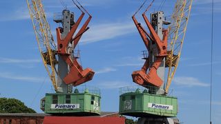 Cativa muncitori romani protesteaza langa Bruxelles! Au ocupat doua macarale si isi cer salariile neplatite din februarie