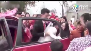 Imagini halucinante cu un mire care isi taraste sotia afara din masina