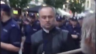 Un preot a devenit celebru dupa  ce a vrut sa dea bani unui cersetor, dar nu avea marunt la el