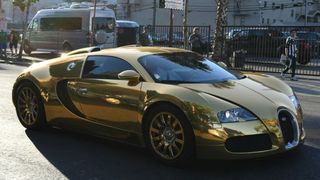 Politistii au oprit un Bugatti suflat cu aur care rula cu viteza mica pe sosea. Au fost mirati cand au vazut cine e soferul