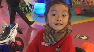 O fetita de 6 ani a murit dupa ce educatoarea i-a legat gura cu banda adeziva pentru ca vorbea prea mult