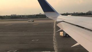 Moment de groaza la bordul unui avion. Pasagerii au observat ca avionul pierde combustibil chiar inainte de decolare