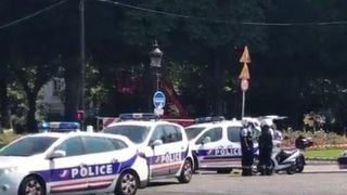Atentat esuat in centrul Parisului. Un "extremist" a intrat cu o masina cu explozibil in duba politiei. Ce au descoperit politistii in apartamentul atacatorului