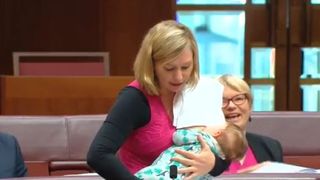 O senatoare a tinut un discurs in Parlament in timp ce-si alapta bebelusul de trei luni