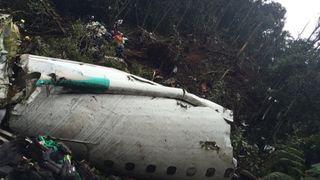Un pilot a scapat cu viata din avionul prabusit, dar echipa de salvare l-a ucis din greseala