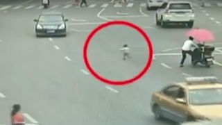 Imaginile care iti vor face inima sa stea in loc! Ce se intampla cu acest copil care alearga in mijlocul unei strazi aglomerate