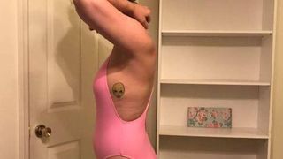 A fost data afara de la piscina fiindca purta un costum de baie mult prea provocator. "Ii excita pe baieti" - Cum arata costumul de baie