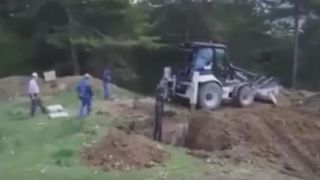 Sapau o groapa langa o padure si au inceput sa auda sunete iesind din pamant! Nu le-a venit sa creada ochilor cand au vazut ce-a iesit de acolo